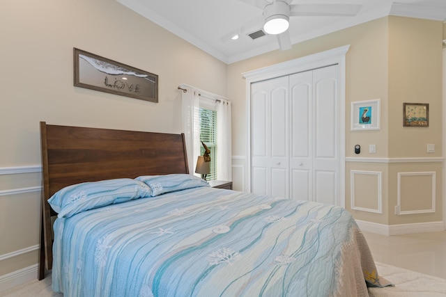 bedroom with ceiling fan, a closet, and ornamental molding