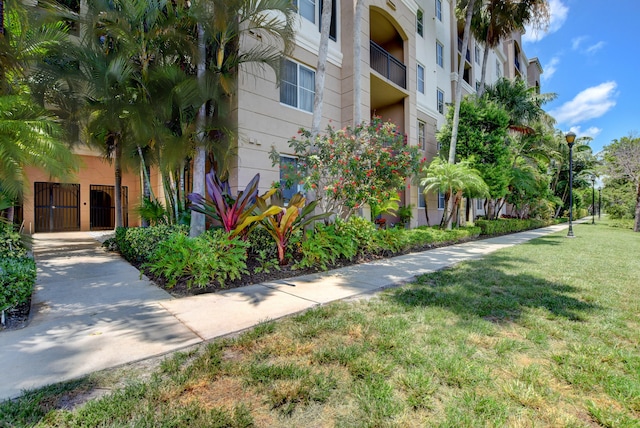 view of home's community featuring a yard