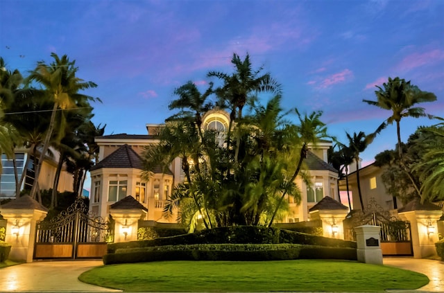 view of front of property featuring a lawn