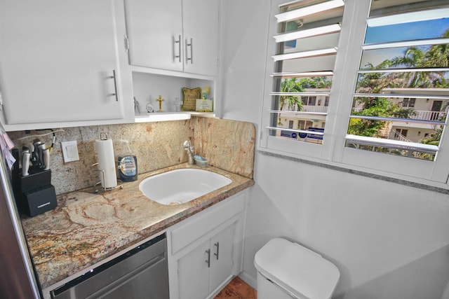 bathroom featuring decorative backsplash and vanity