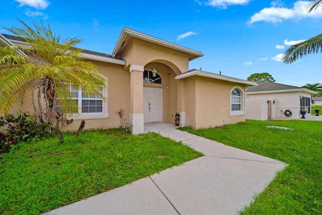 view of front of home with a front lawn