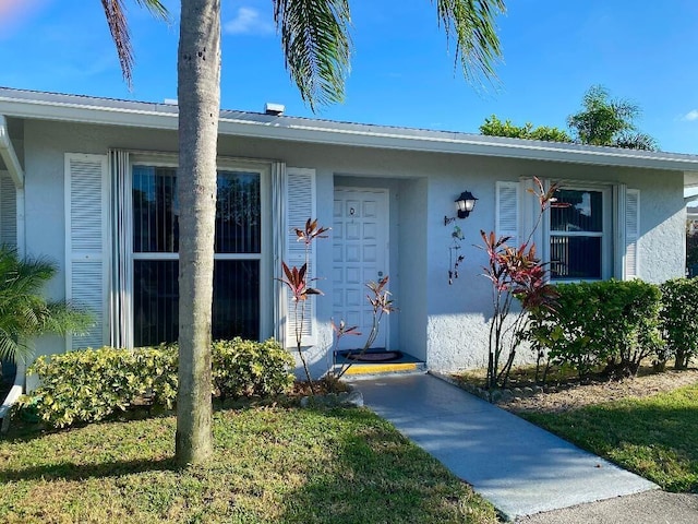 exterior space featuring a front yard