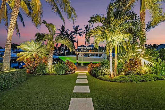 view of yard at dusk