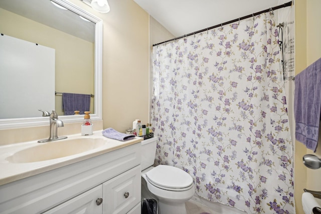 bathroom with a shower with curtain, vanity, and toilet