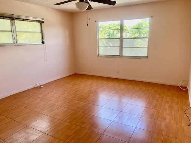 empty room featuring ceiling fan