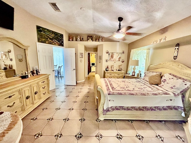 bedroom featuring ceiling fan and a textured ceiling