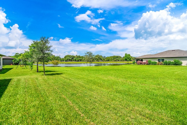 view of yard featuring a water view