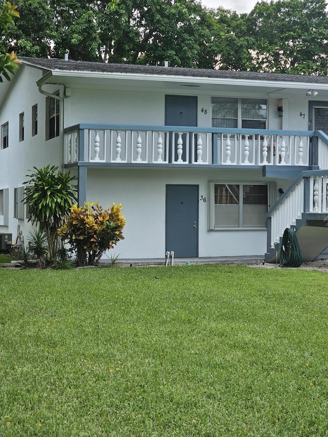 view of front of house featuring a front lawn