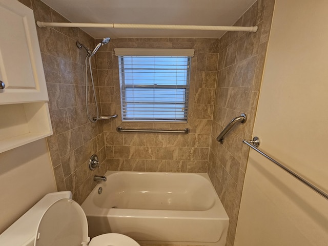 bathroom with tiled shower / bath and toilet