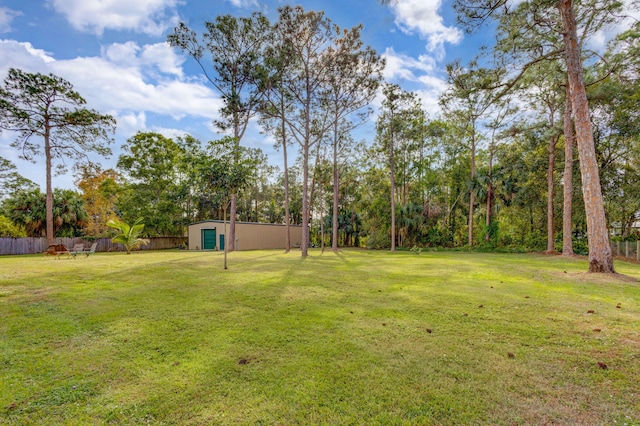 view of yard with an outbuilding