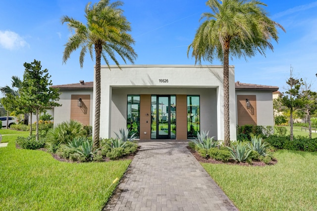 view of front of home featuring a front lawn