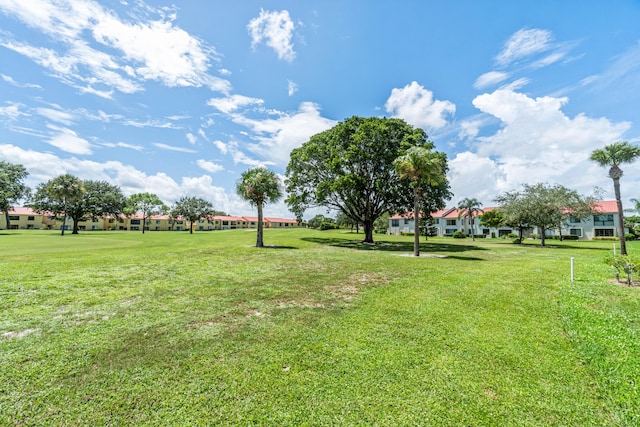 view of property's community featuring a lawn