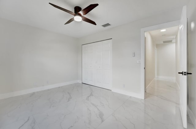 unfurnished bedroom featuring ceiling fan and a closet