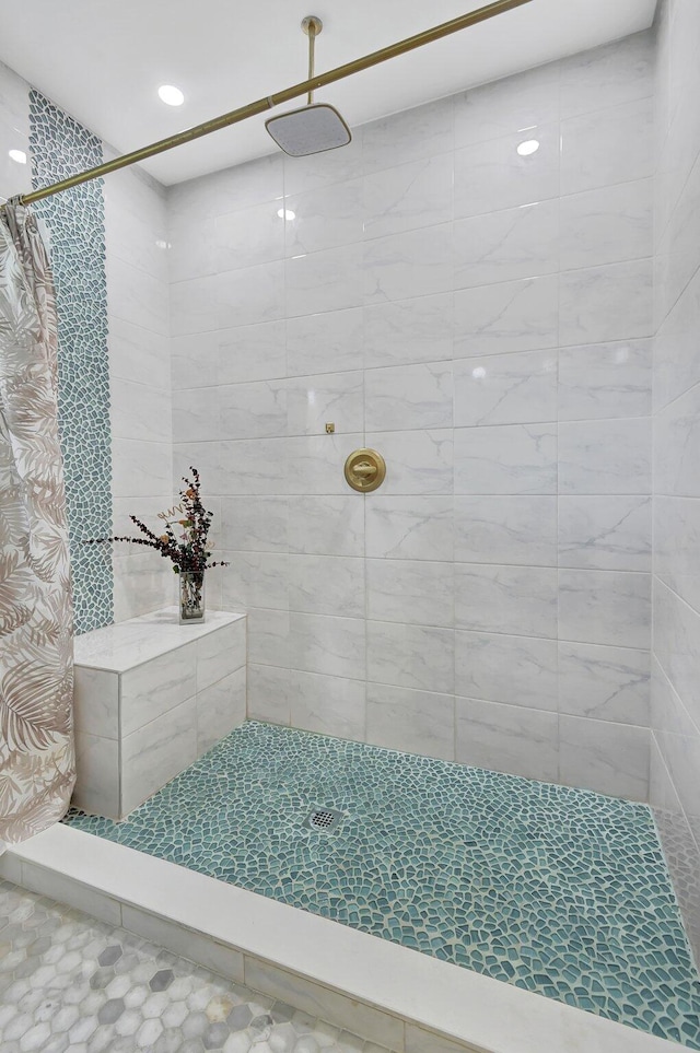 bathroom featuring a shower with shower curtain