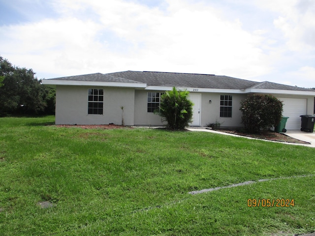 view of front of home featuring a front yard and a garage