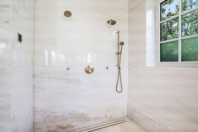 bathroom featuring tiled shower