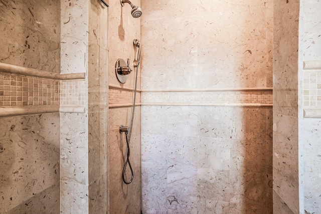 room details featuring a tile shower