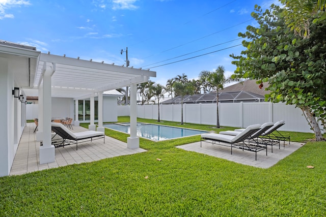 view of yard featuring a pergola, a patio area, and a fenced in pool