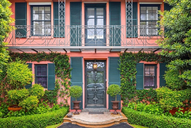 entrance to property with a balcony