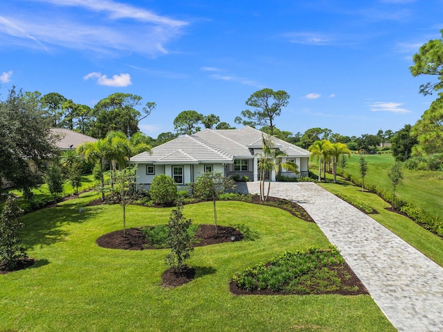 view of front of home featuring a front yard