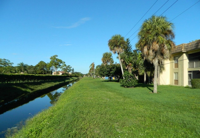 view of yard featuring a water view