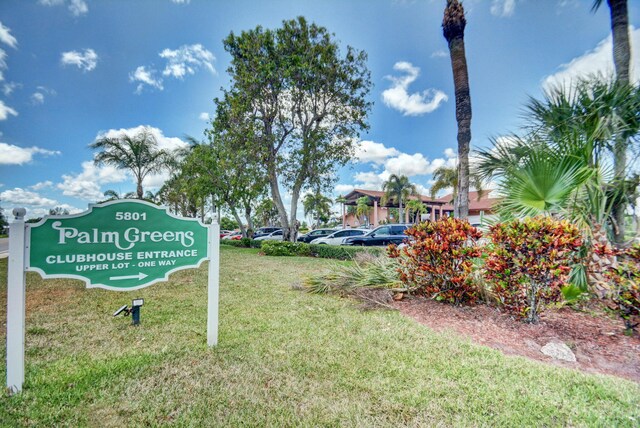 view of property's community featuring a lawn