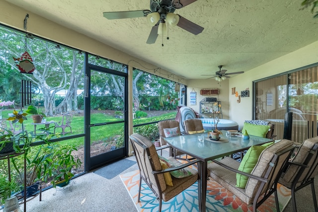 sunroom with ceiling fan