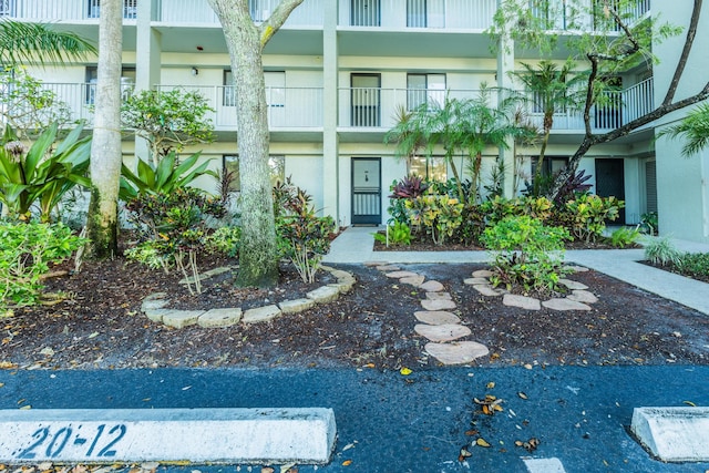 property entrance featuring a balcony