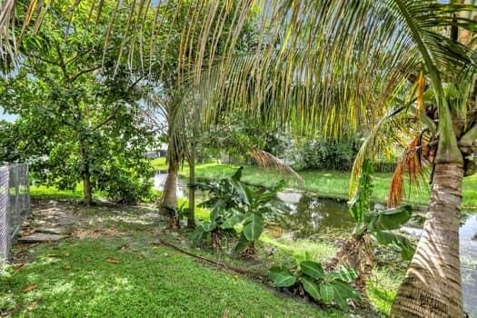 view of yard featuring a water view