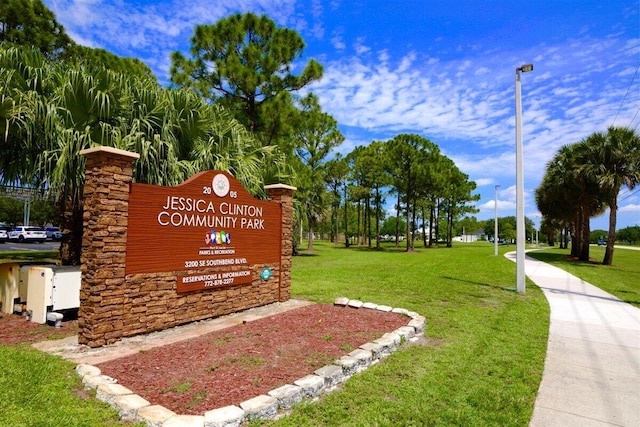 community sign with a yard