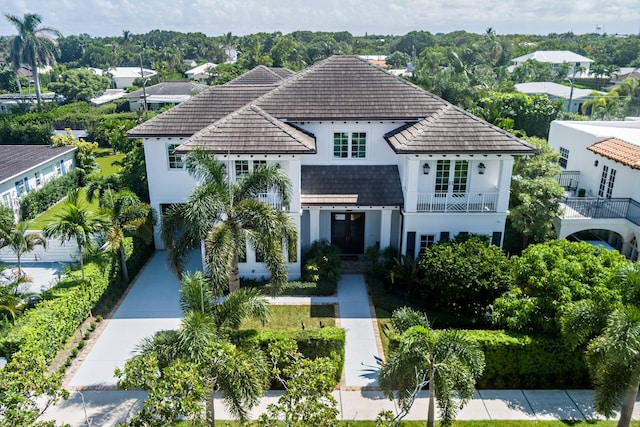 view of front of property featuring a balcony