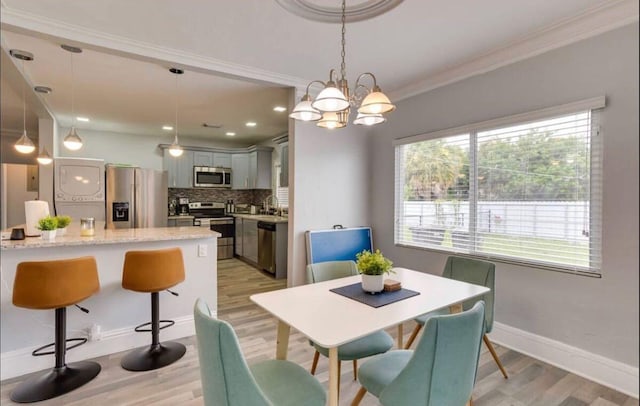 dining area featuring recessed lighting, light wood-type flooring, baseboards, and ornamental molding