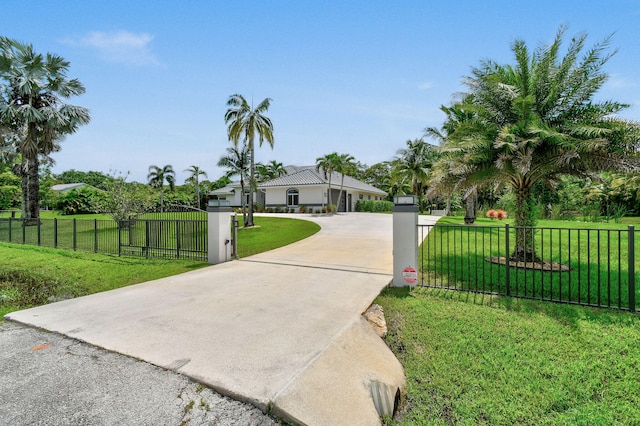 exterior space featuring a front yard