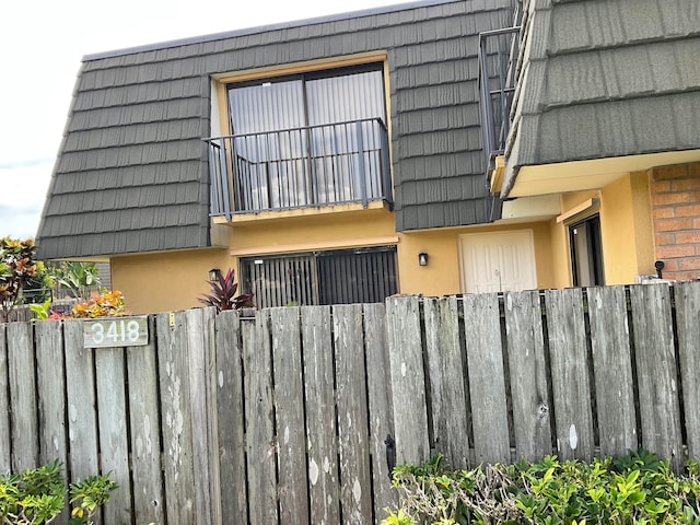 view of front of property featuring a balcony