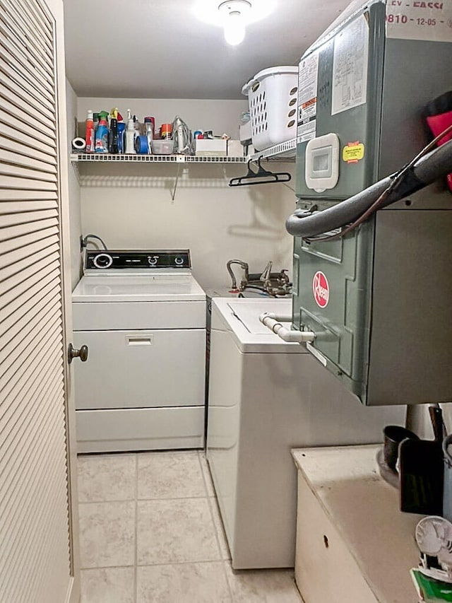 laundry area featuring light tile patterned flooring and independent washer and dryer