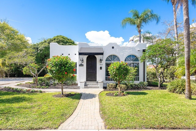 view of front of property featuring a front yard