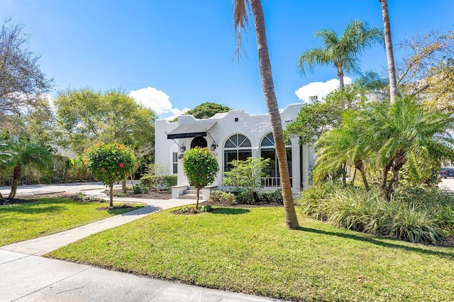 view of front of house featuring a front yard