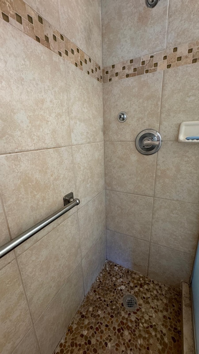 bathroom featuring tiled shower