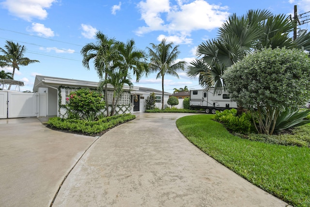 view of front of home featuring a front lawn