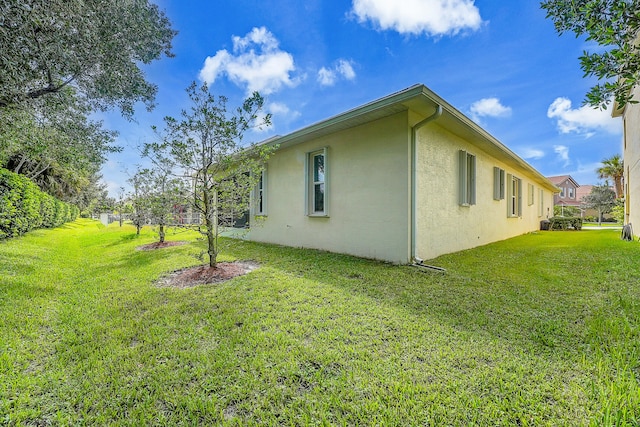 view of side of property featuring a lawn