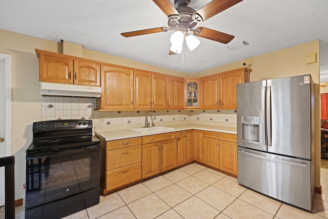 kitchen with black range with electric stovetop, sink, stainless steel refrigerator with ice dispenser, ceiling fan, and decorative backsplash