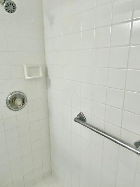 bathroom featuring tiled shower