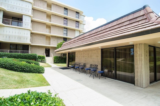 view of property's community featuring a patio area