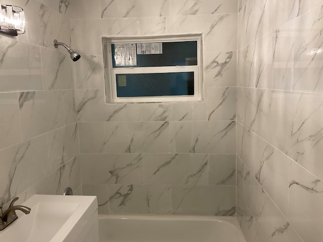 bathroom with tiled shower / bath combo