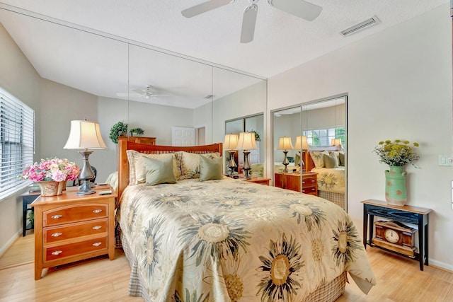 bedroom featuring a textured ceiling, light hardwood / wood-style flooring, and ceiling fan