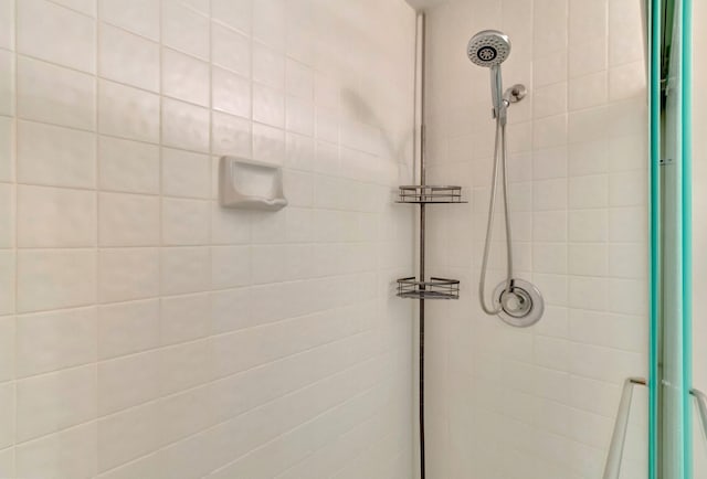 bathroom featuring a tile shower