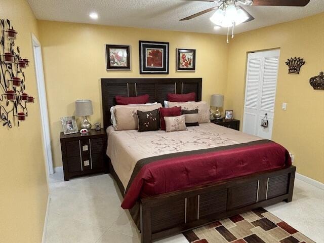 bedroom featuring a textured ceiling, ceiling fan, and a closet