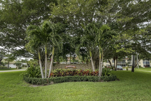 community / neighborhood sign featuring a yard