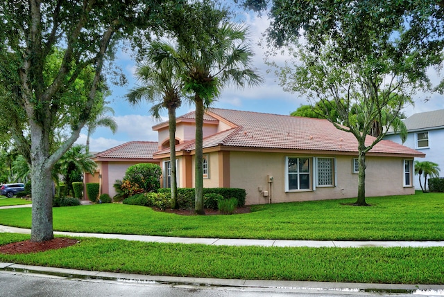 view of front of house featuring a front lawn