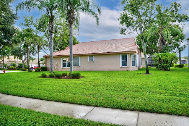 view of side of property featuring a yard